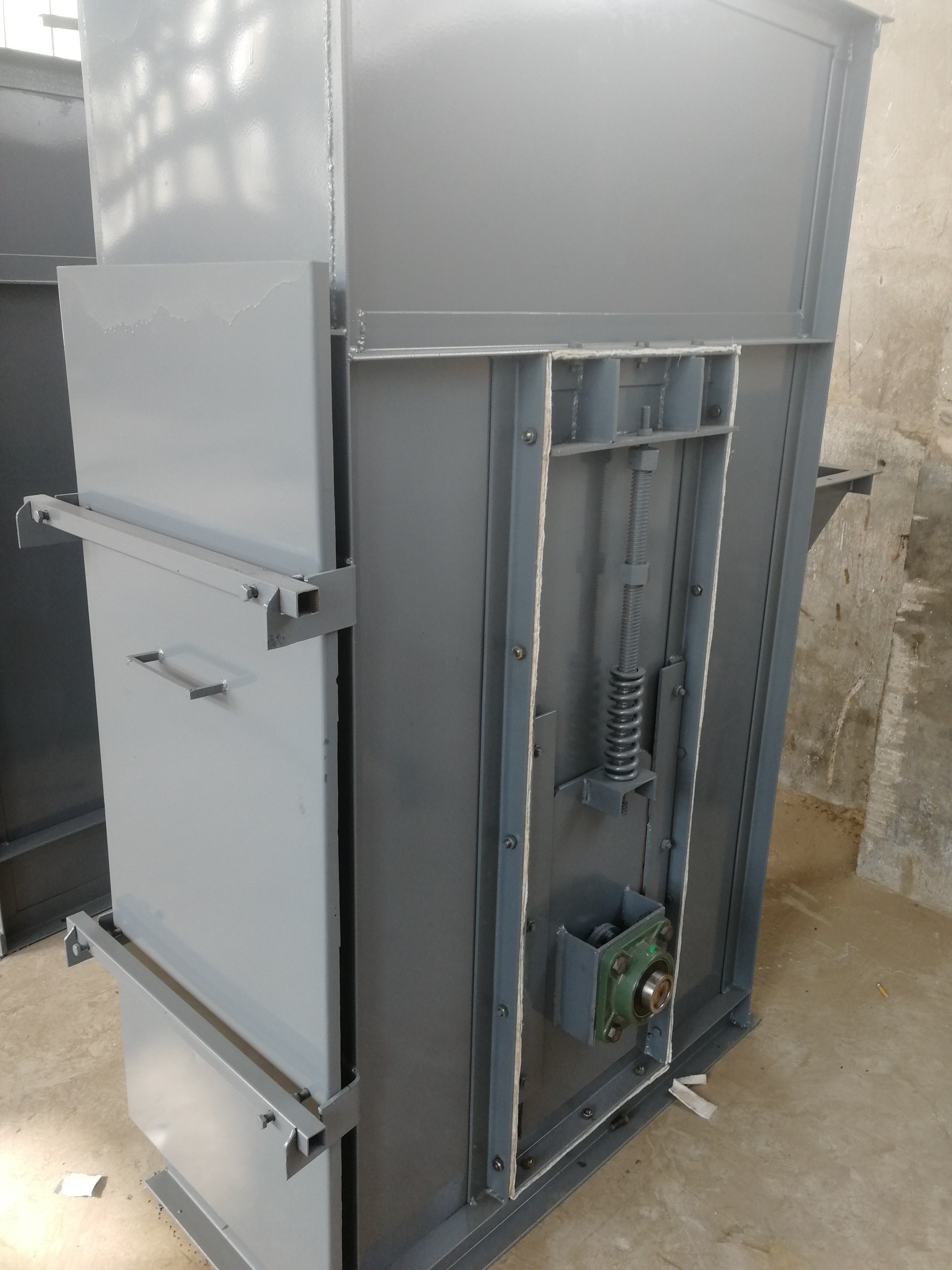 斗式提升機的進行卸料作業的方式、狀況解析(斗式提升機的進料和卸料的方式有哪些?分別有什么特點)